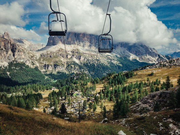 Où peut-on trouver une maison de vacances en Toscane avec des cours de cuisine et des randonnées en montagne?