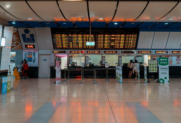 Comment choisir une location de vacances en Bretagne avec des cours de peinture et des balades en forêt?