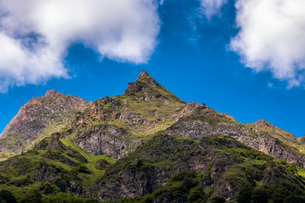 Comment préparer un itinéraire de camping pour explorer les volcans d'Auvergne?