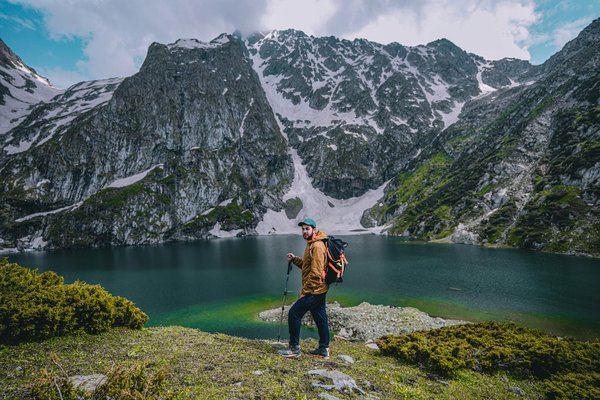 Comment choisir une croisière qui propose des stages intensifs de yoga au lever du soleil?